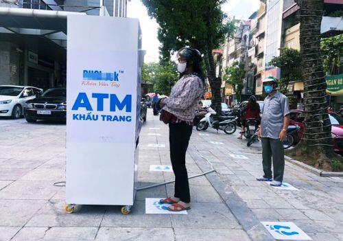 Mục sở thị “ATM khẩu trang” miễn phí đầu tiên cho người dân Hà Nội