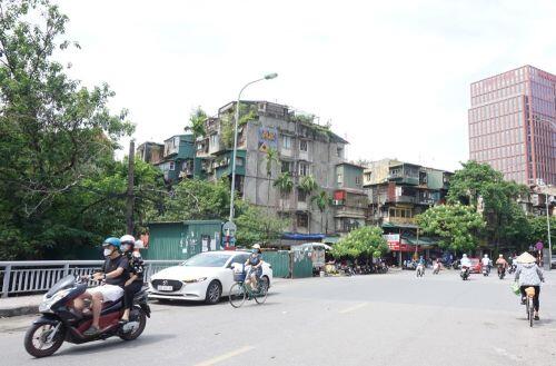 Hà Nội: Bất lực trước những khu chung cư cũ chờ sập
