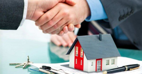 Nhân viên ngân hàng chật vật tìm khách vay mua bất động sản