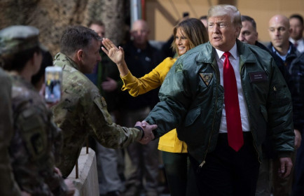 Tổng thống Trump mất dần sự ủng hộ của quân nhân