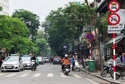 Khôi phục cấm taxi, xe công nghệ trên nhiều tuyến phố Hà Nội