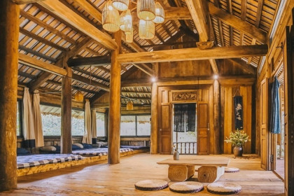 Chán biệt thự nhà phố, nhà giàu Việt về quê làm nhà mái rạ giản dị mà đẹp
