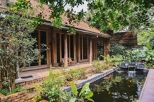Chán biệt thự nhà phố, nhà giàu Việt về quê làm nhà mái rạ giản dị mà đẹp