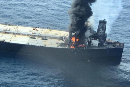 Hãi hùng cảnh cháy tàu chở 2 triệu thùng dầu giữa biển
