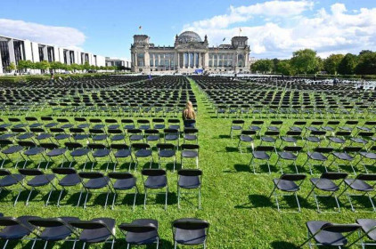 Biểu tình bằng 13.000 chiếc ghế