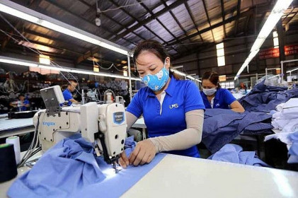 Đức hỗ trợ công nhân dệt may Việt Nam vượt COVID-19