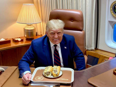 Có thật Tổng thống Trump ăn bánh mì Việt Nam trên Không lực Một?