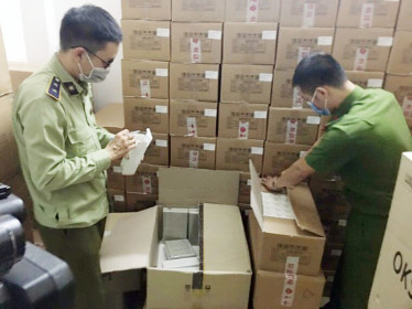 Phát hiện hàng trăm thùng thực phẩm chức năng, mỹ phẩm nhập lậu tại Hà Nội