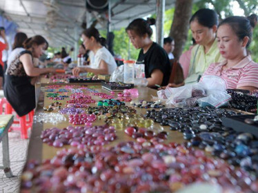 Chợ 'bán đá quý như rau ở Việt Nam cũng bị ảnh hưởng do Covid-19