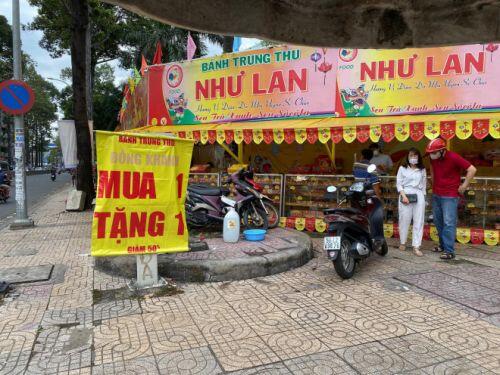 Các điểm bán bánh trung thu đồng loạt treo bảng mua 1 tặng 1