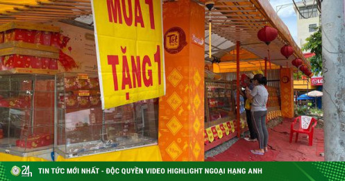 Các điểm bán bánh trung thu đồng loạt treo bảng mua 1 tặng 1
