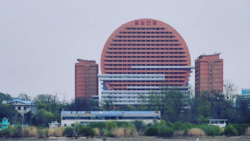 Triều Tiên xây tòa nhà 'độc' chặn tầm nhìn hướng Trung Quốc