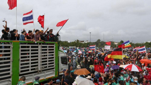 Thái Lan: Hàng nghìn người đội mưa biểu tình yêu cầu hiến pháp mới