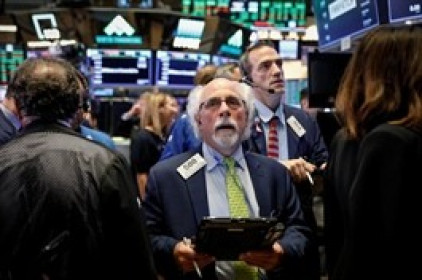 Đón loạt tin xấu, Dow Jones sụt hơn 500 điểm
