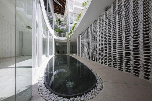 Giếng trời hình giọt nước khổng lồ trong căn biệt thự ở Sài Gòn