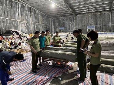 Hưng Yên: Phát hiện kho hàng chứa 80 tấn vải cuộn không rõ nguồn gốc xuất xứ