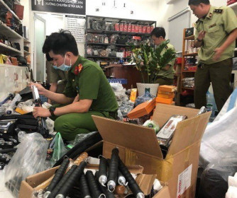 Núp bóng shop kinh doanh túi xách bán "chui" hàng nghìn hung khí nguy hiểm