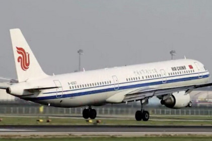 Máy bay hạ cánh khẩn vì hành khách chết trong nhà vệ sinh