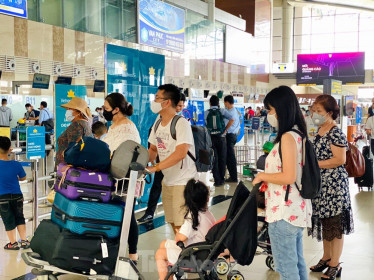Sân bay Nội Bài sôi động trở lại sau kỳ nghỉ 'COVID -19'