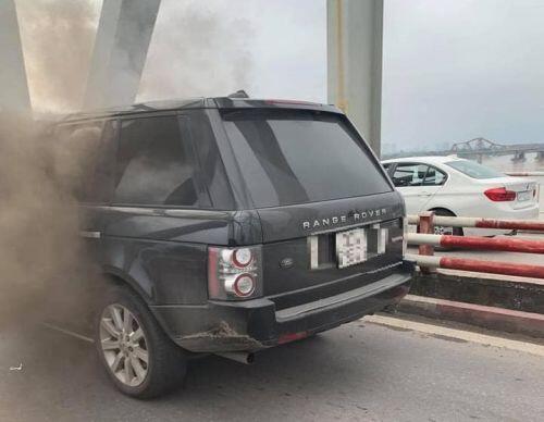 Tranh cãi giá trị xế sang Range Rover bốc cháy trên cầu Chương Dương
