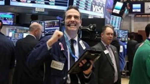 Lạc quan dâng cao, Dow Jones tăng gần 500 điểm