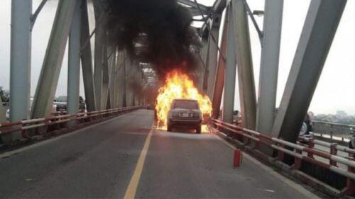 Xe Range Rover cháy ngùn ngụt trên cầu Chương Dương, Hà Nội