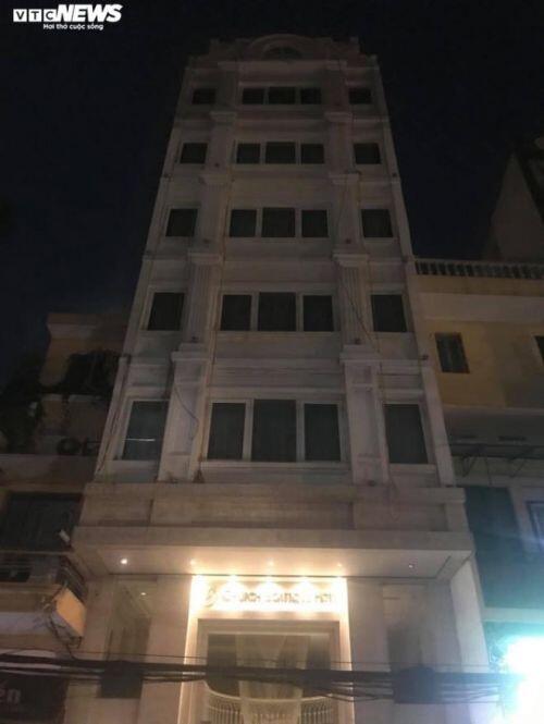Buồn thảm loạt khách sạn đêm không sáng đèn trên phố cổ Hà Nội