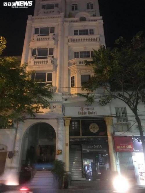 Buồn thảm loạt khách sạn đêm không sáng đèn trên phố cổ Hà Nội