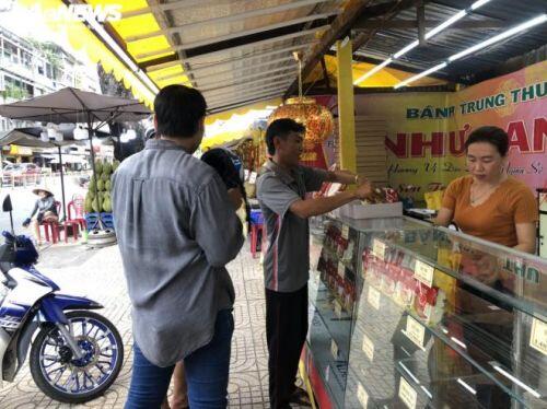 Ngày cuối, nhiều tiệm bánh trung thu ở TP.HCM giảm giá sốc... nhưng vẫn ế