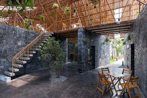 Độc đáo ngôi nhà như hang động làm từ vật liệu tái chế ở Hà Nam