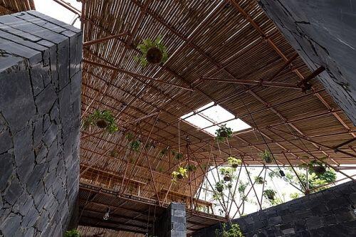 Độc đáo ngôi nhà như hang động làm từ vật liệu tái chế ở Hà Nam