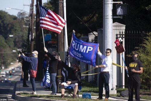 Người ủng hộ Tổng thống Trump kéo đến bệnh viện Walter Reed