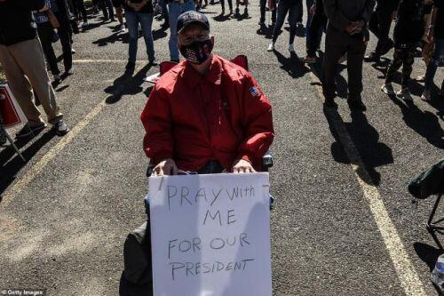 Người ủng hộ Tổng thống Trump kéo đến bệnh viện Walter Reed