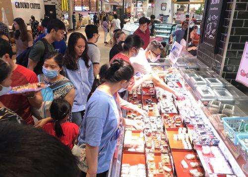 Hàng hiệu giảm giá sốc, người Sài Gòn xếp hàng dài cả trăm mét tranh nhau mua