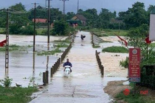 Hà Tĩnh: Mưa lớn, thủy điện xả lũ, nhiều xã miền núi bị chia cắt, 23.000 học sinh nghỉ học