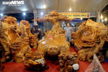 Choáng ngợp nội thất bằng gỗ khổng lồ, giá siêu đắt ở hội chợ Hà Nội