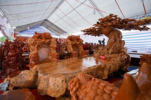 Xôn xao bộ bàn ghế 'khủng' từ gỗ nu, chạm khắc tứ linh tinh xảo ở Hà Nội