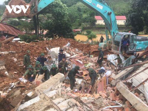 Bộ đội bắt đầu đào bới tìm kiếm 22 người bị vùi lấp ở Quảng Trị