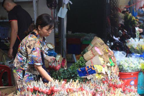 Hoa tươi rớt giá, ngóng khách ngày 20/10 vì phụ nữ "chê" hoa, để tiền ủng hộ bà con vùng lũ