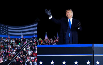 Ông Biden nghỉ ngơi, ông Trump càn quét hàng loạt bang chiến địa