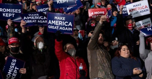Hàng nghìn người ủng hộ tại bang chiến trường Michigan nghe Donald Trump diễn thuyết trong mưa lạnh