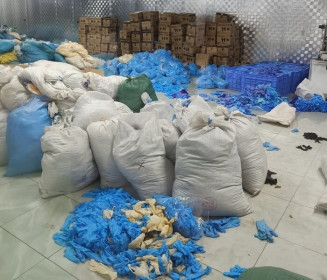 Phát hiện kho hàng gần chục tấn găng tay y tế đã qua sử dụng tại Bắc Ninh
