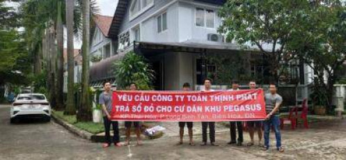 Đồng Nai: Cư dân làng biệt thự Long Bình Tân căng băng rôn đòi sổ hồng