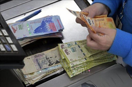 Argentina nâng lãi suất để cứu đồng nội tệ