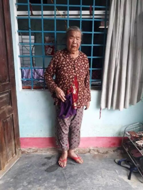 Đi ô tô gắn chữ 'cứu trợ miền Trung', lừa lấy tiền và vàng của cụ bà 83 tuổi