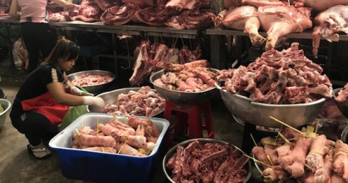 TP.HCM: Vì sao giá thịt lợn đi xuống, rau củ quả tăng cao?