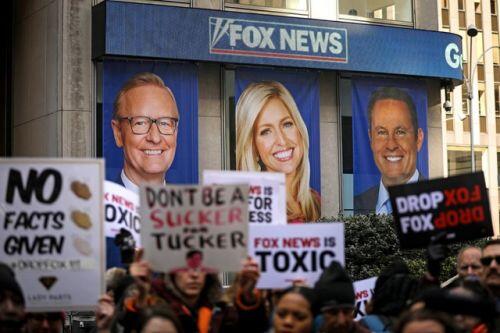 Ông Trump cân nhắc mua lại hãng truyền thông để "đấu" với Fox News