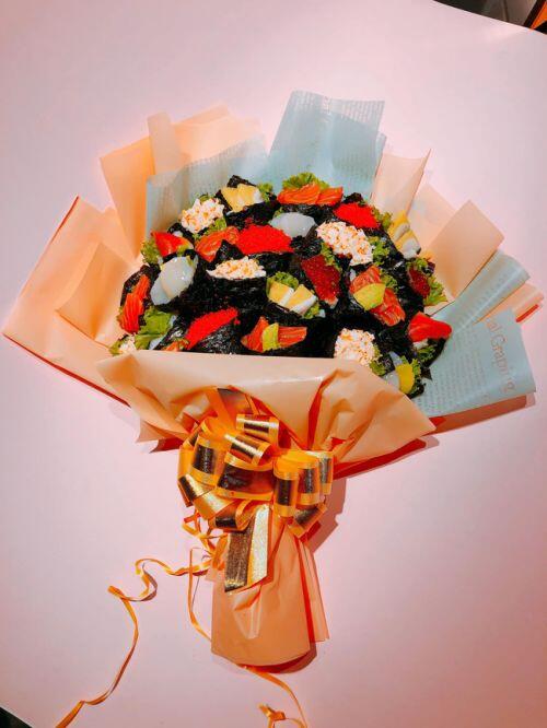 Sốt với bó hoa sushi lạ mắt, giá hơn 1 triệu đồng làm quà tặng thầy cô ngày 20/11