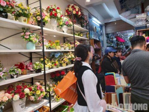 Hoa tươi phục vụ dịp 20/11 tăng giá mạnh vẫn đắt khách