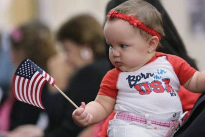 Ông Trump có thể hủy quy định công nhận quốc tịch trẻ em nước ngoài ra đời tại Mỹ